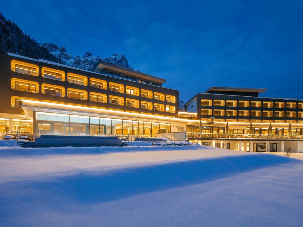 Winterlandschaft um das beleuchtete Wellnesshotel haldensee