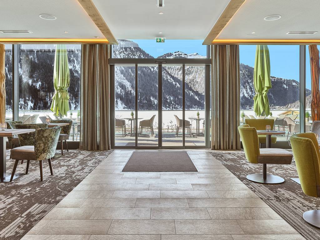Lobby und Seeterasse mit Blick auf den Haldensee im Winter